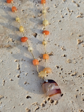 Collier Main